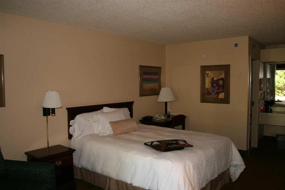 Baymont By Wyndham Mcdonough Hotel Quarto foto