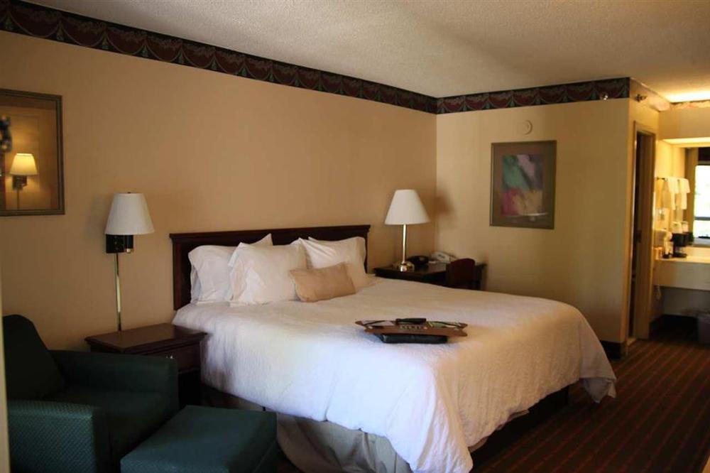 Baymont By Wyndham Mcdonough Hotel Quarto foto